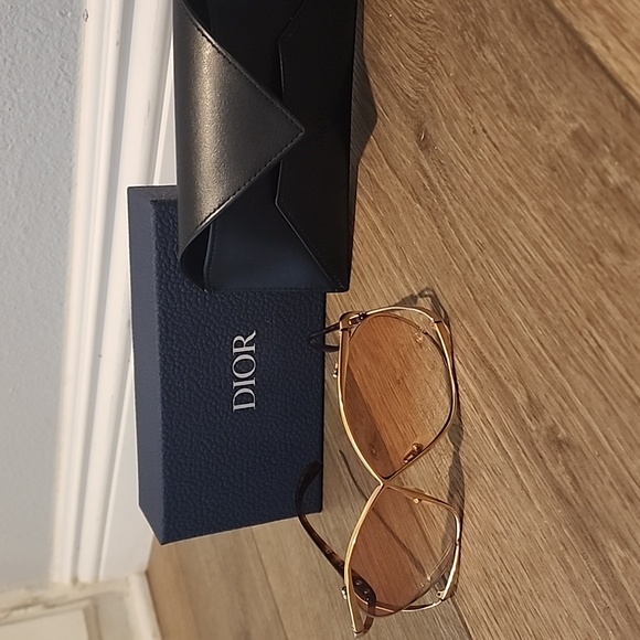 Vintage christian dior butterfly style sunglasses w/ gold frames. *Free Shipping - Picture 11 of 11